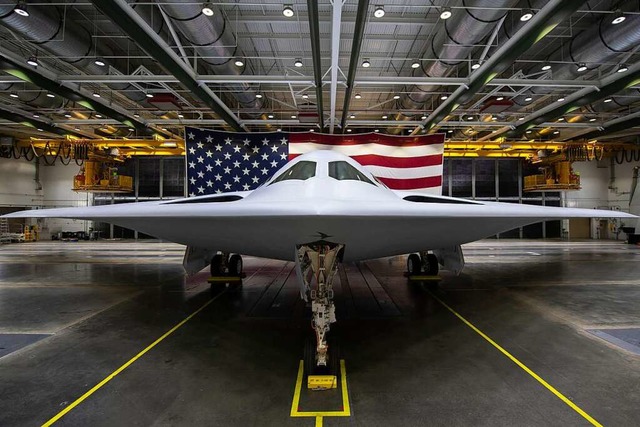 Das neue Kampfflugzeug, ein Tarnkappen...der Enthllung in einer Militranlage.  | Foto: U.S. Air Force (dpa)