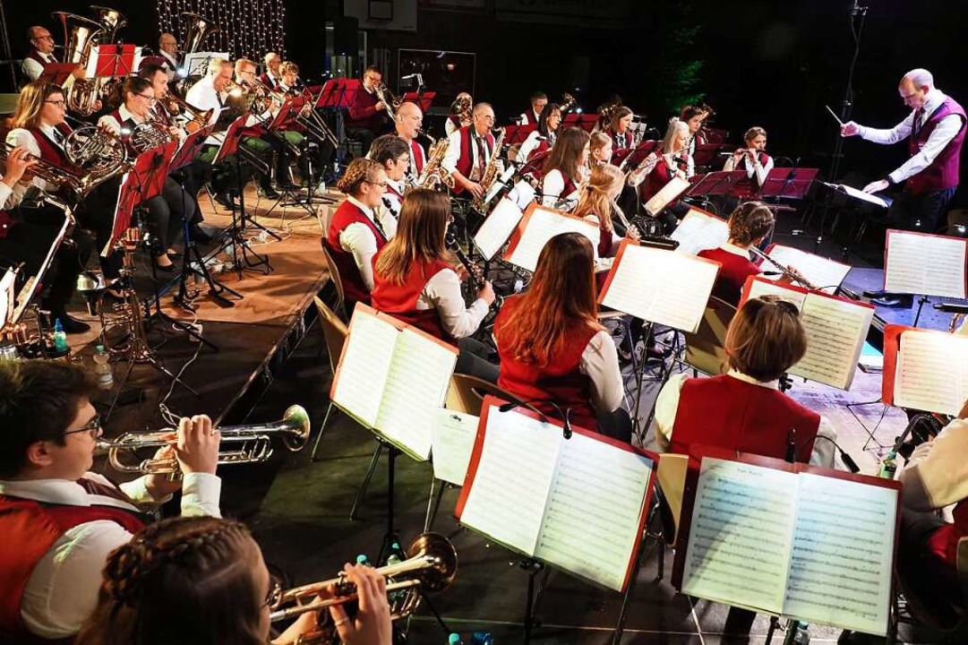 Das Orchester der Stadtmusik Herbolzhe...amstagabend zum 175-jährigen Bestehen.  | Foto: Michael Haberer
