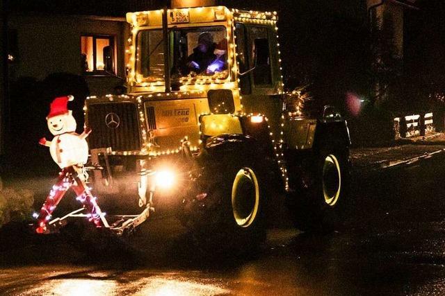 Fotos: 80 weihnachtlich beleuchtete Traktoren fahren durchs Dreisamtal