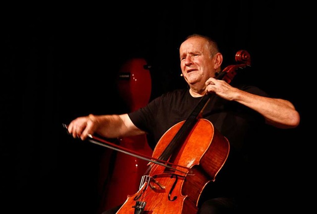 Kabarettist Matthias Deutschmann mit seinem Cello  im Stiftsschaffneikeller  | Foto: Heidi Fel