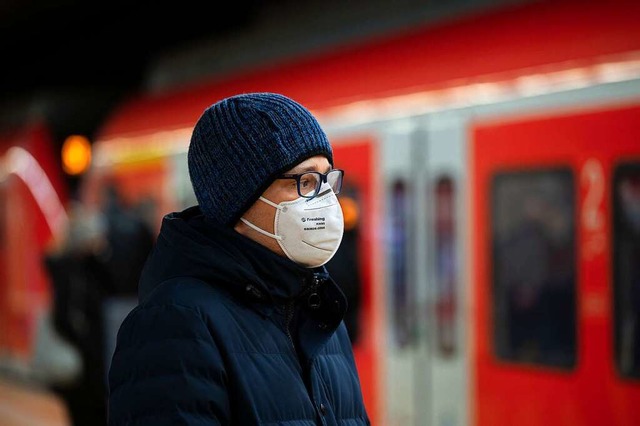 In Bus und Bahn gilt weiterhin  Maskenpflicht.  | Foto: Marijan Murat (dpa)