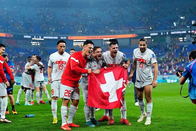 Die Schweizer Spieler feiern nach dem ... Serbien den Einzug ins Achtelfinale.   | Foto: Ricardo Mazalan (dpa)