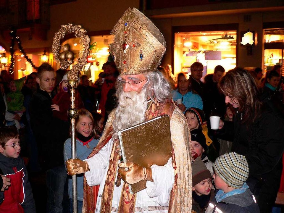 Endlich wieder darf der Nikolaus seine...f dem Nikolausplatz in Elzach treffen.  | Foto: Kurt Meier