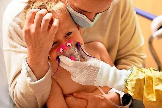 Behandlung eines Kindes mit schwerer Entzndung der Atemwege  | Foto: IMAGO/TNS