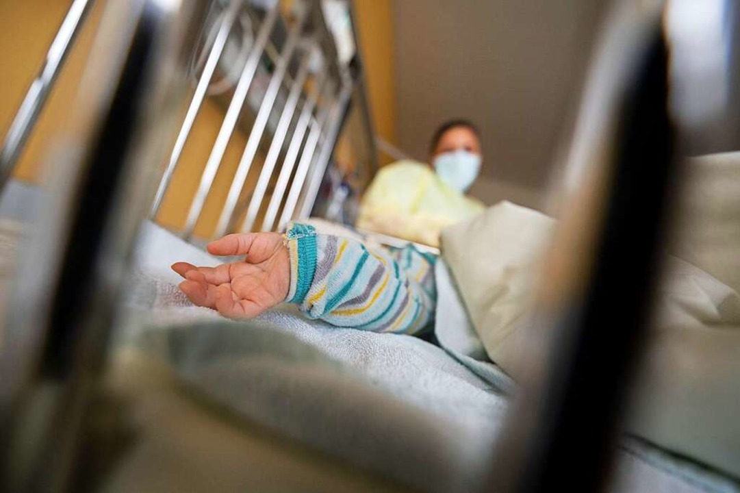 Ein kleiner RSV-Patient auf der Kinderstation  | Foto: Marijan Murat (dpa)