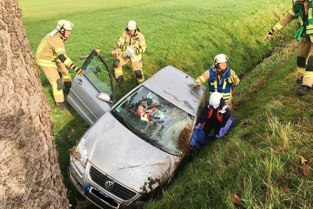 Pkw rutscht im Elztal in den Graben – Fahrerin 87 Jahre alt