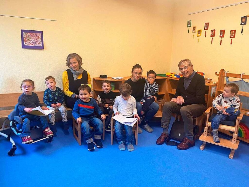 Sing emol: Max Steurenthaler bei seinem Besuch im Kindergarten Regenbogen.  | Foto: Tanja Bury