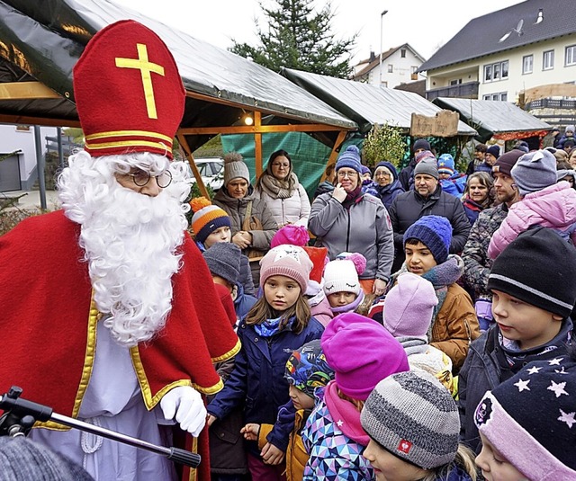 Der Nikolaus war hei begehrt.   | Foto:  Werner Steinhart