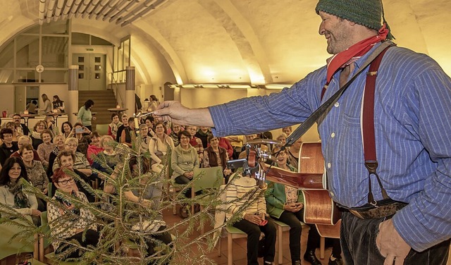 Martin Wangler unterhielt auf Einladun...einschaft im vollbesetzten Pfarrsaal.   | Foto: Christiane Seifried