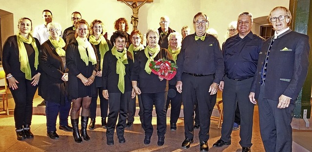 Irmgard Sutter (in der Mitte mit Blume...jhrige aktive Mitgliedschaft geehrt.   | Foto: Rolf Strohm