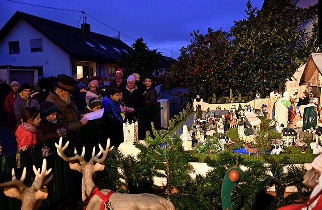 Vor dem Lindweg Nummer 25 wurde wieder gesungen.   | Foto: Heinz und Monika Vollmar