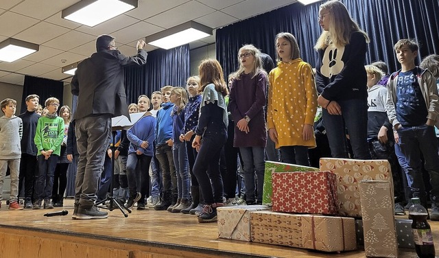 Musiklehrer Stefan Jenzer probt mit dem Chor fr das Weihnachtskonzert.  | Foto: Jacqueline Grundig