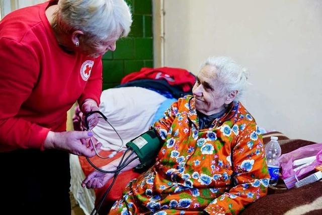 Wie eine ukrainische Rotkreuz-Schwester Senioren in Lviv Hoffnung im harten Winter spendet