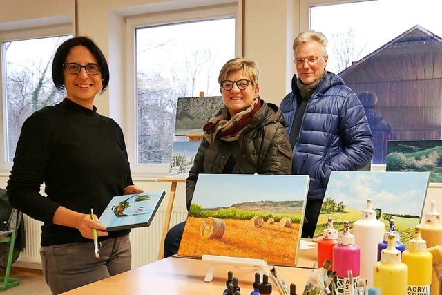 Elke und Helmut Bhler ( rechts) infor...te der Malerin Elena Romanzin (links).  | Foto: Michael Gottstein