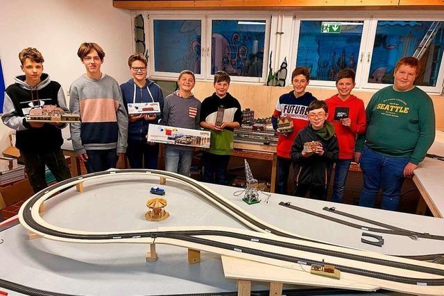 Neustädter Schüler errichten eine große Modelleisenbahnanlage