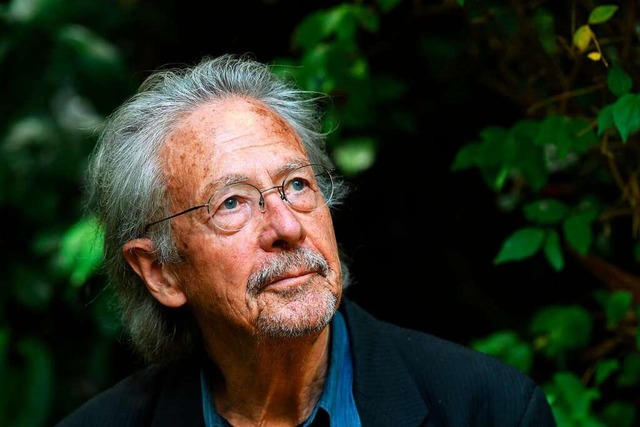 Peter Handke im Garten seines Hauses in Chaville bei Paris.  | Foto: ALAIN JOCARD