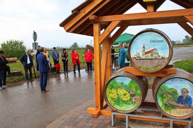 Kunstwerke auf dem Kahlenberg weisen auf die regionale Weinkultur hin.  | Foto: Adelbert Mutz