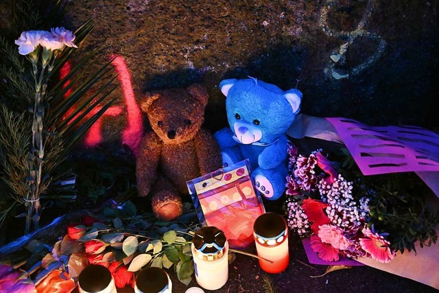 Kerzen und Blumen stehen an einem Tato...n mit einem Messer angegriffen wurden.  | Foto: Bernd Weibrod (dpa)