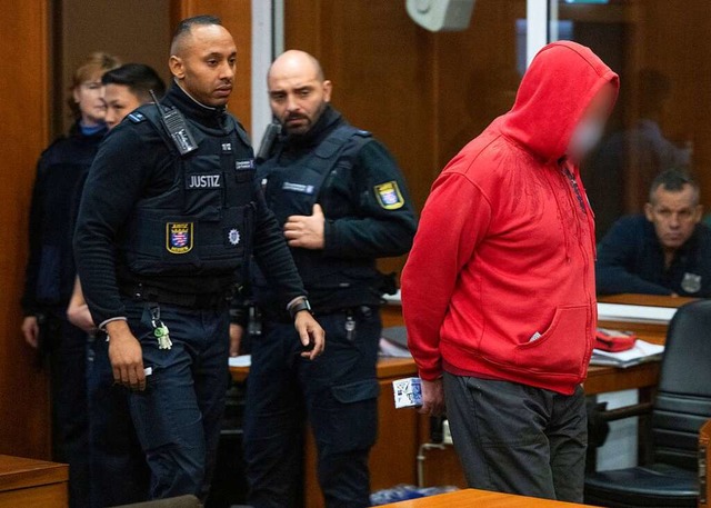 Einer der Angeklagten im &#8222;Boysto...ister in den Verhandlungssaal gefhrt.  | Foto: Boris Roessler (dpa)