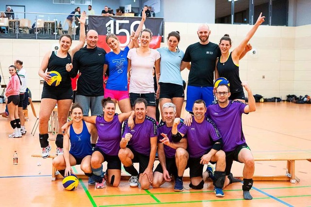 Nach drei packenden Stzen im Finale w...die Schluchseer Volleyballer (kniend).  | Foto: Wolfgang Scheu