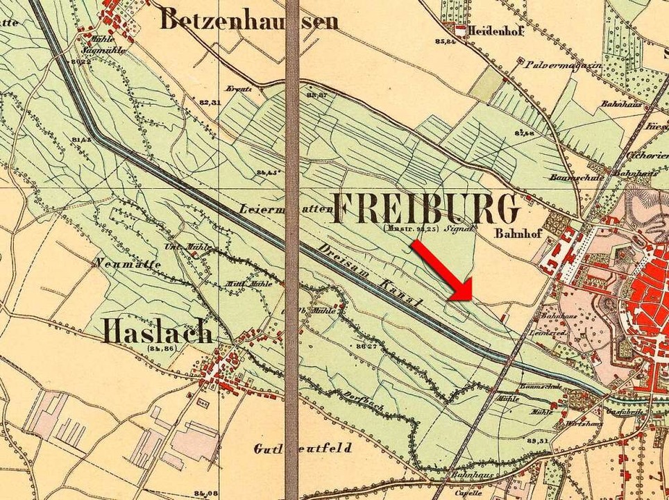 Der Ausschnitt einer topografischen Ka...it dem im Nichts endenden Weg (Pfeil).  | Foto: Archiv Arge Freiburger Stadtbild.