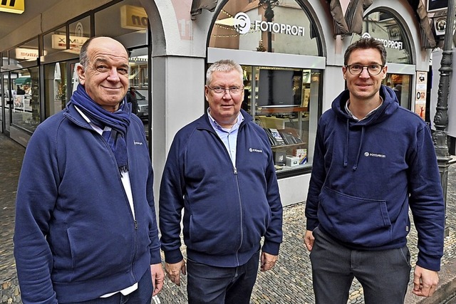 Michael Stein, Christof Bergmann und J...der Fotoprofi-Filiale am Rathausplatz.  | Foto: Michael Bamberger