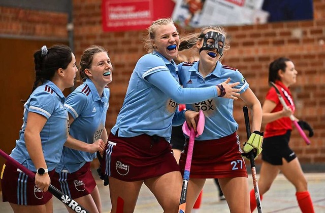 Die FT-Spielerinnen Mirja Buntrock (vo...n Torerfolg gegen den TSV Mannheim II.  | Foto: Achim Keller