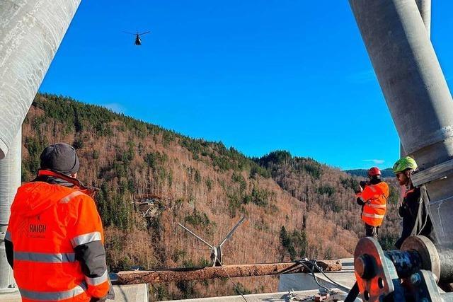 Bau der Hängebrücke beim Todtnauer Wasserfall schreitet voran