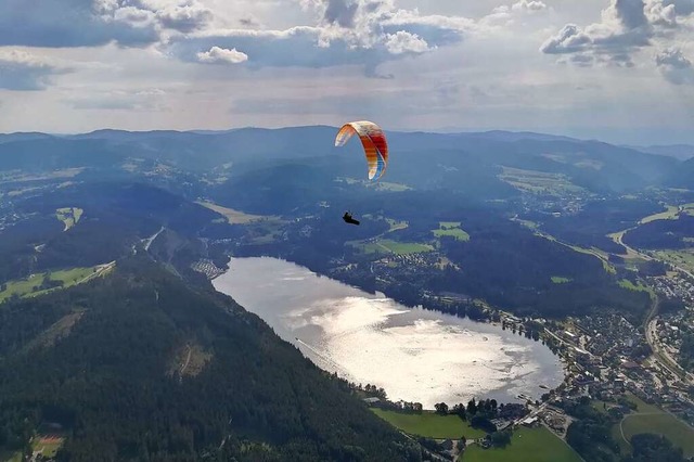 Unbeschwertes Fliegen mit Blick auf Titisee  | Foto: Benedict Herrmann