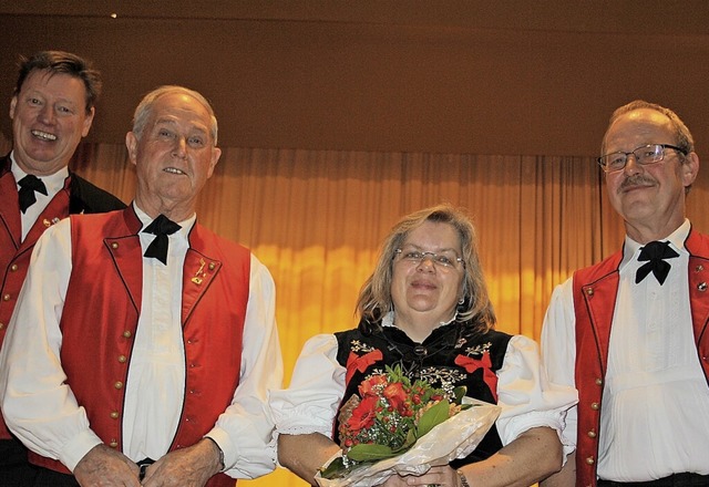 Herbert Kiefer (von links) ehrte Peter...r, Michaela Maier und Gerhard Schwald.  | Foto: Andreas Bhm