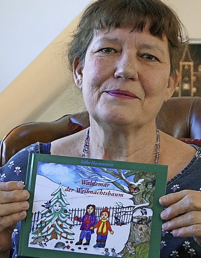 Silke Hartenstein mit ihrem Kinderbuch ber Weihnachten  | Foto: Frank Mehlin