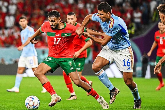 Marokkos Sofiane Boufal und Spaniens Rodri im Zweikampf.  | Foto: Robert Michael (dpa)