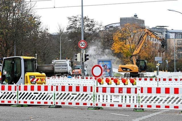 berraschende Baustelle verstopft die Umleitung fr die Freiburger Ochsenbrcke