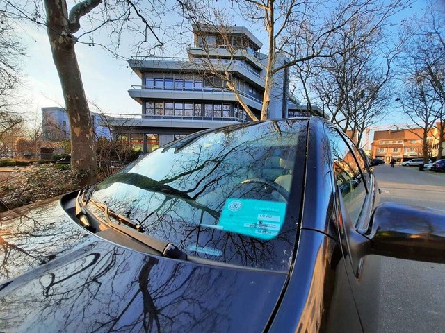Wer einen Parkausweis hat, darf in der...ten fr die Ausweise steigen nun aber.  | Foto: Hannes Lauber