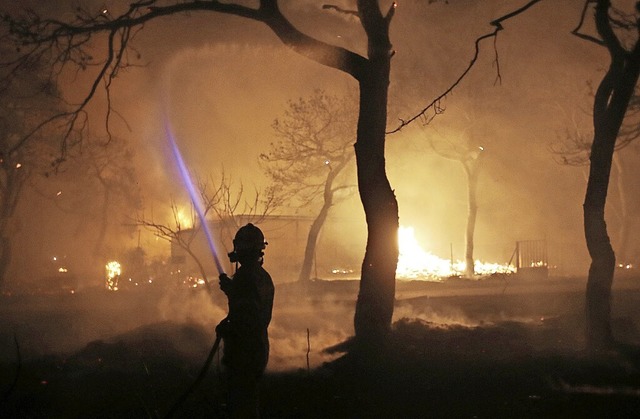 Eine Einheit der Feuerwehr versucht am 23. Juli 2018 den Brand zu lschen.  | Foto: Thanassis Stavrakis