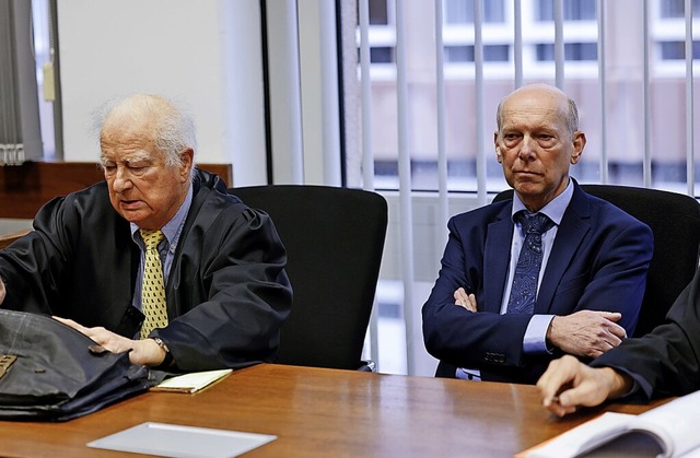Klger Georg Menne (rechts) sitzt mit ...im Gerichtssaal im Landgericht Kln.    | Foto: Thomas Banneyer (dpa)