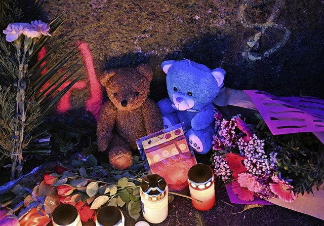 Zwei Teddybren, Blumen und Kerzen sin...rt in Illerkirchberg abgelegt worden.   | Foto: Bernd Weibrod (dpa)