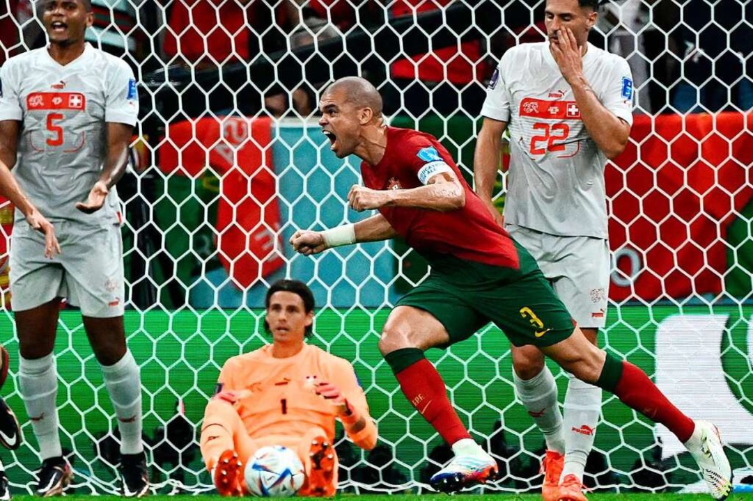 Portugals Pepe trifft, der Schweizer T...ann Sommer kann den Ball nicht halten.  | Foto: JEWEL SAMAD (AFP)