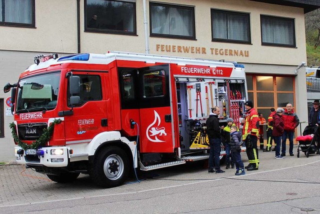 Die Abteilung Tegernau der Gesamtwehr ...as neu erhaltende Fahrzeug HLF 10 vor.  | Foto: Ralph Lacher