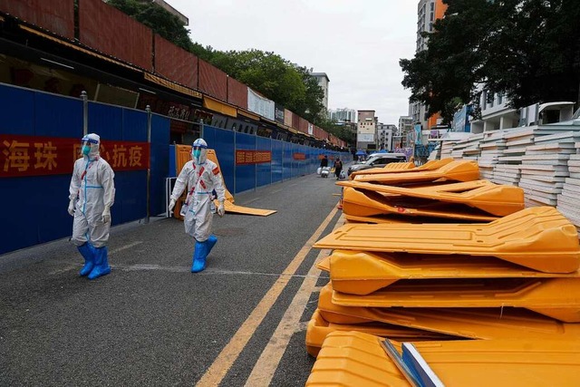 Chinas strenge Covid-Politik fhrt zu ... Sperrmanahmen wie hier in Guangzhou.  | Foto: Uncredited (dpa)