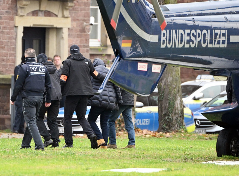 Einige der Festgenommenen wurden per H...sgerichtshof  nach Karlsruhe gebracht.  | Foto: Uli Deck (dpa)