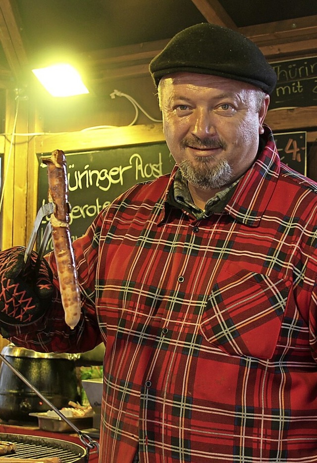 Lemo Ine grillt fr die Besucher des Waldshuter Weihnachtsmarktes Wrste.  | Foto:  Katharina Vogelbacher