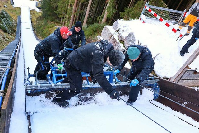 Mit Hilfe der Schneefrse &#8222;Mathi...den ehrenamtlichen Helfern prpariert.  | Foto: Joachim Hahne