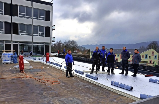 Dachdecker und Campus-Geschftsfhrer ...s) auf dem Dach des Gesundheits-Campus  | Foto: Axel Kremp