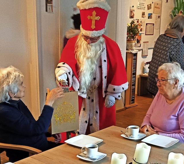 Auch alte Menschen freuen sich ber den Besuch des Nikolauses.  | Foto: Christian Ringwald