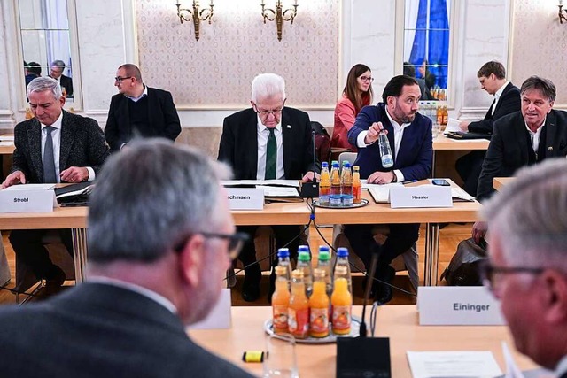 Winfried Kretschmann (Bildmitte) ldt zum Flchtlingsgipfel nach Stuttgart.  | Foto: Bernd Weibrod (dpa)