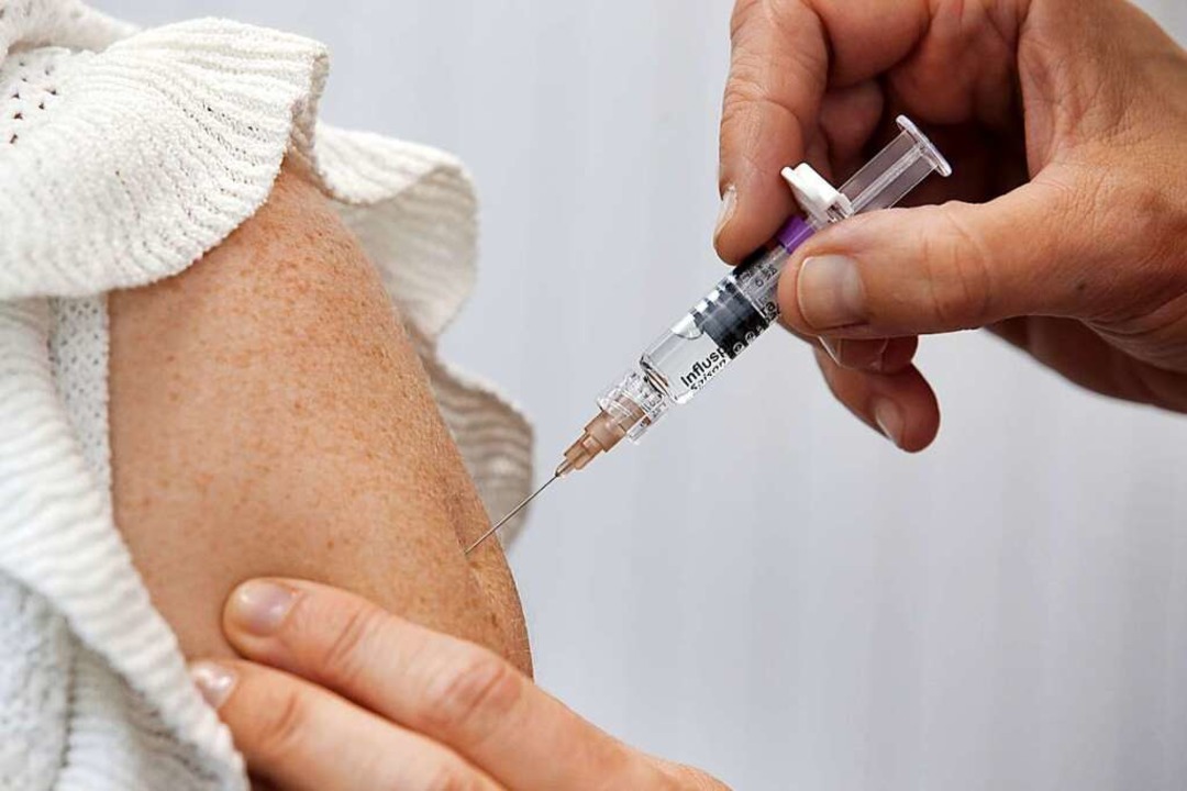 Die Grippeschutzimpfung wird unter and...triebsärztinnen und -ärzten angeboten.  | Foto: Stephan Jansen (dpa)