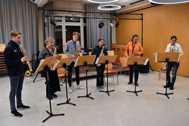Lrracher Saxophon-Ensemble spielt alle Stimmen