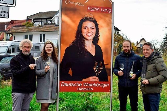 Ebringen hat jetzt neue Ortsschilder – mit der Deutschen Weinkönigin
