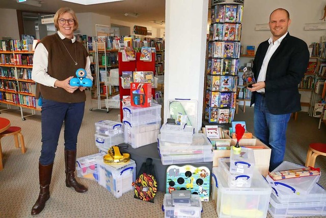 Die Mediathek Waldkirch hat jetzt auch...s und Oberbrgermeister Roman Gtzmann  | Foto: Sylvia Sredniawa